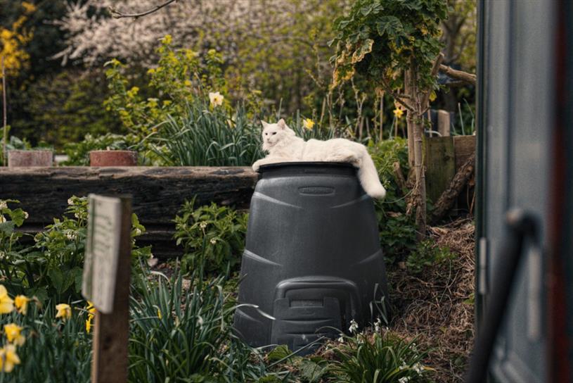 Guinness: ad features a series of objects and creatures in the brand's colours