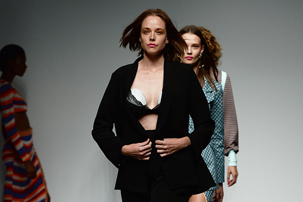 Model uses breast pump on London Fashion Week catwalk - BBC News