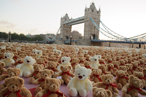 Cake stages huge teddy bears' picnic