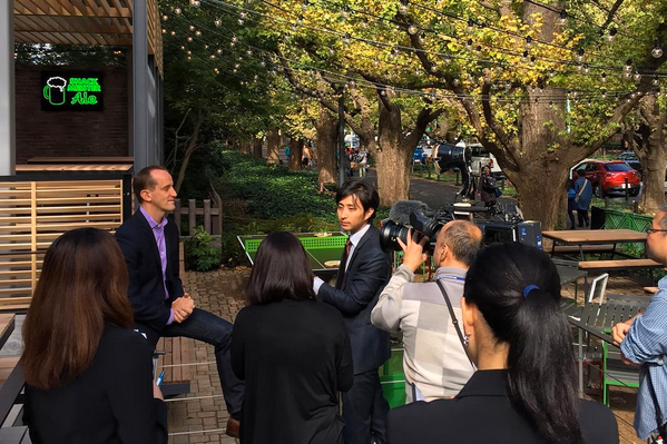 Shake Shack CEO Randy Garutti at opening in Tokyo (photo via @shakeshackjpn on Instagram).