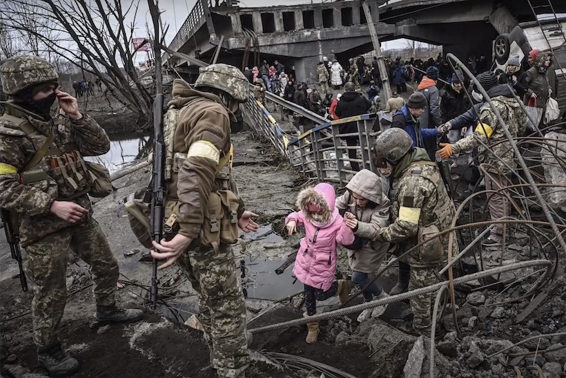 Ukraine soldiers help a girl in a pink jacket