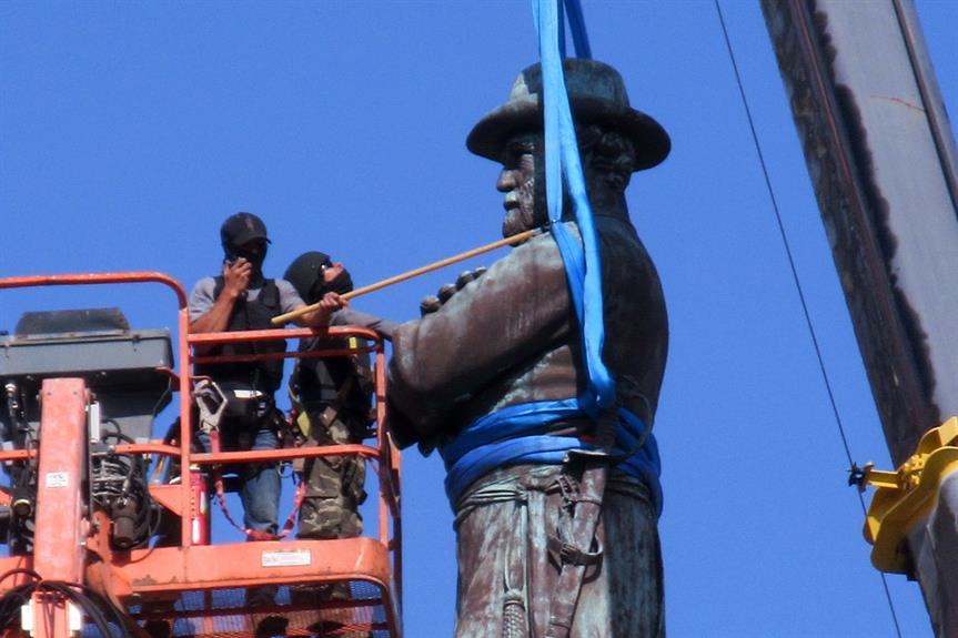 Removal of a statue of Confederate leader Robert E Lee in New Orleans, USA in 2017 - image: Infrogmation of New Orleans / Wikimedia (CC BY-SA 2.0)