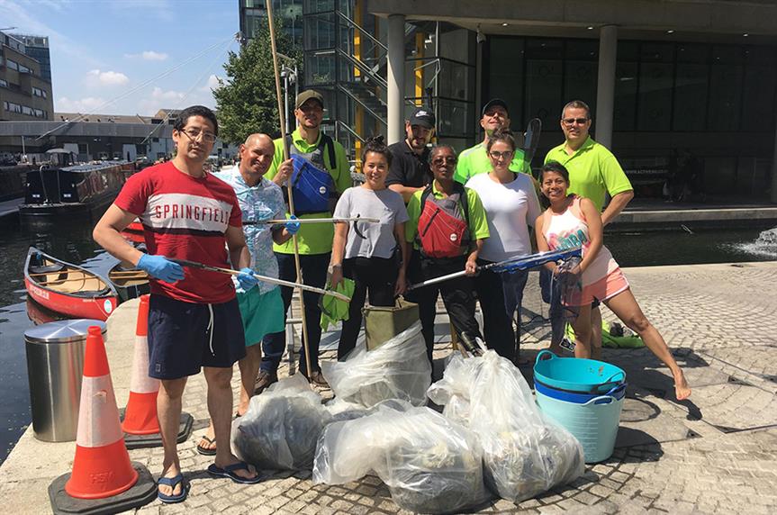 Merchant Square Community Keeps Blue Space Clean in action