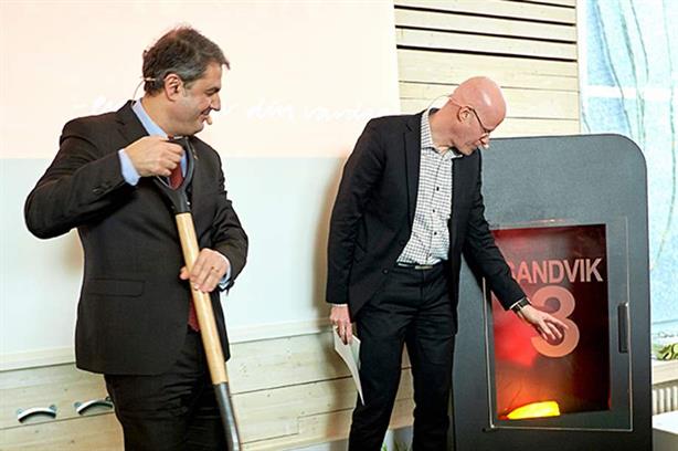 Swedish energy minister Ibrahim Baylan and Växjö Energi's Johan Thorsell at the opening ceremony of the plant last year