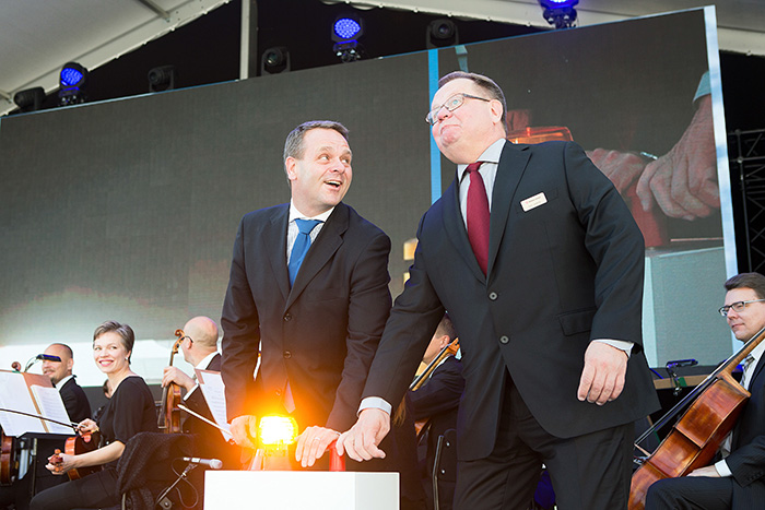Jan Vapaavuori (left) and Pertti Laukkanen open the facility