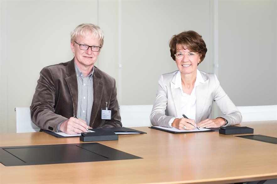 Dr Marie-Luise Wolff-Hertwig (right) and Micha Jost of Starkenburgring eG sign the plant's lease