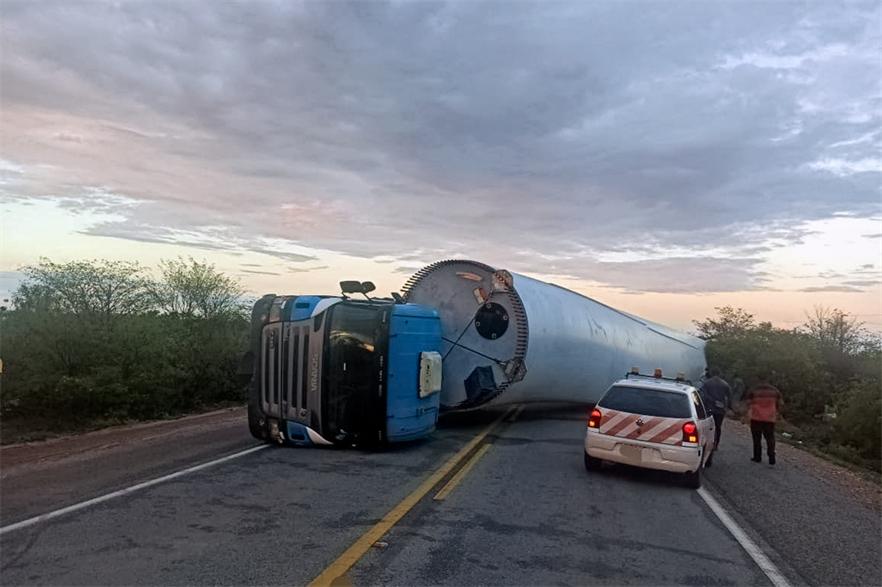 Two died when a truck carrying a wind turbine blade overturned on a highway (Pic credit: Policía Rodoviaria Federal, Brazil)