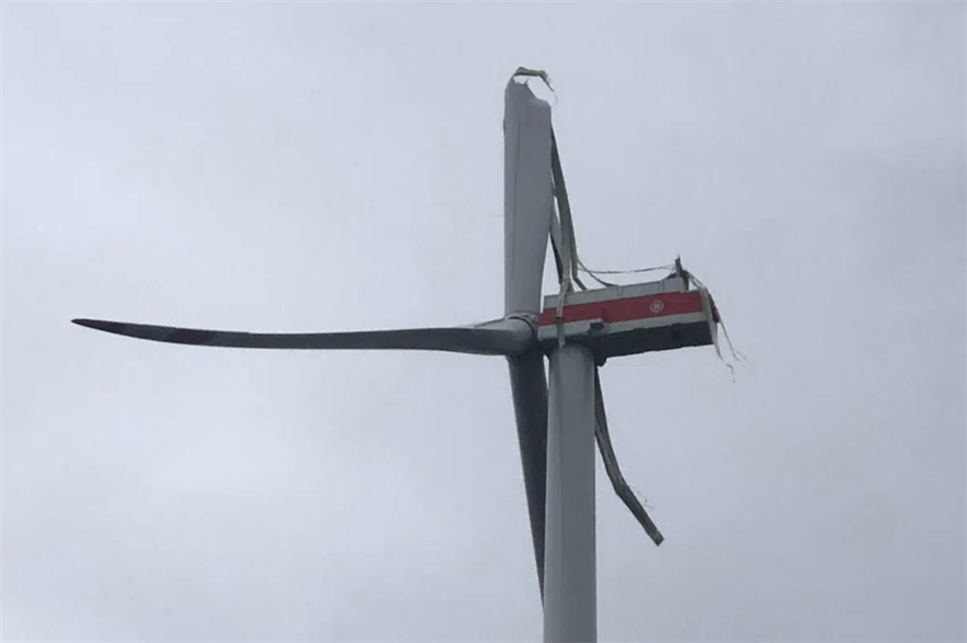 The blade snapped off the GE 5.3-158 turbine and was found nearby (pic credit: Gronau Fire Brigade)