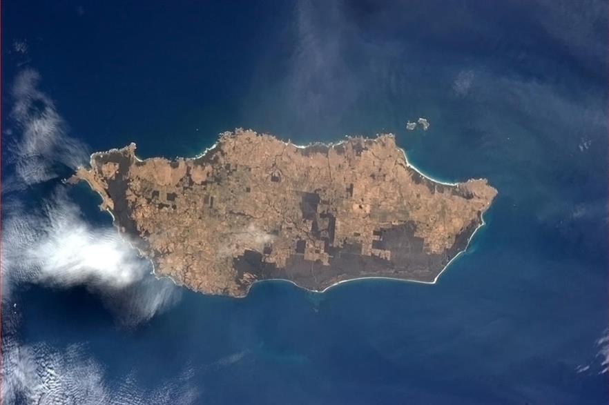 King Island is located between Victoria and Tasmania
