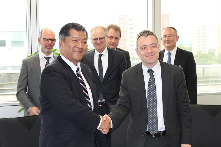 Masaki Shirayama (left), managing executive Oofficer at Sumitomo Electric, and Mirko Düsel, CEO of the Transmission Solutions Business Unit at Siemens Energy Management, at the signing ceremony in Erlangen
