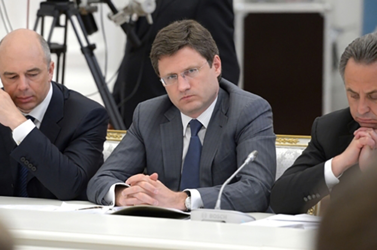 Russian energy minister Alexander Novak (centre)