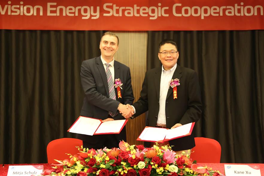 Mitja Schulz, head of ZF Wind Power, and Xu Gang, global VP of Envision Energy, sign the collaboration agreement