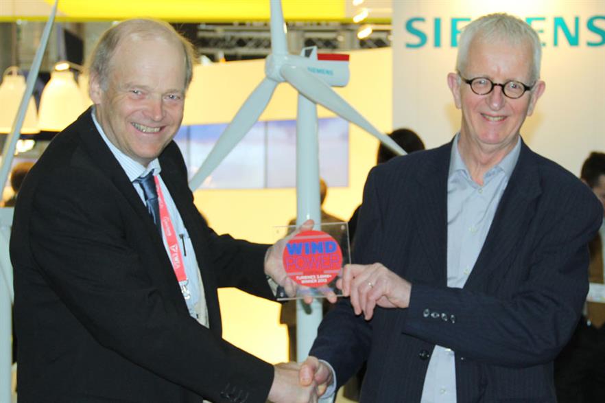 Siemens CTO Henrik Stiesdal (left) receives Best Turbine over 3.6MW award — for the 6MW SWT-6.0-154 — from technology consultant Eize de Vries. 