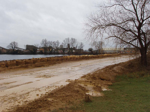 Baston: sand and gravel extension on two hectares of agricultural land viewed as extension to site
