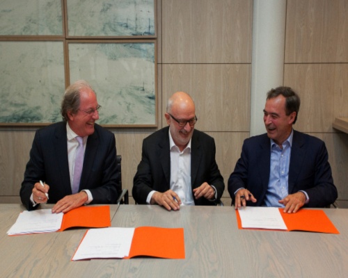 Future group chairman Wolfgang Reitzle (left) signs the proposed merger. Picture Lafarge