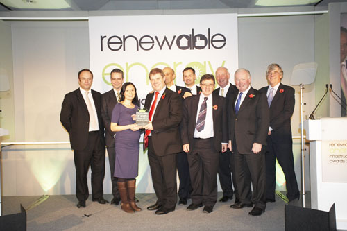 Representatives from Lakeside EfW Ltd, Viridor and Grundon receive Renewable Infrastructure Award from MRW deputy editor Andrea Lockerbie