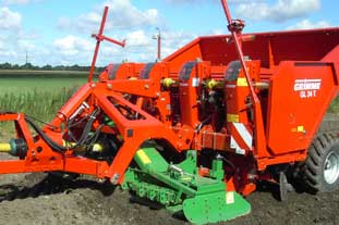 The Grimme GL 24T potato planter is used with the Amazone KE rotary harrow - photo: Amazone