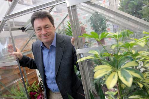 Alan Titchmarsh lends a hand for Re-Leaf day - image: B&Q
