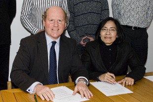 Dr David Rae of RBGE and Dr Chayamarit of QSBG - photo:RBGE
