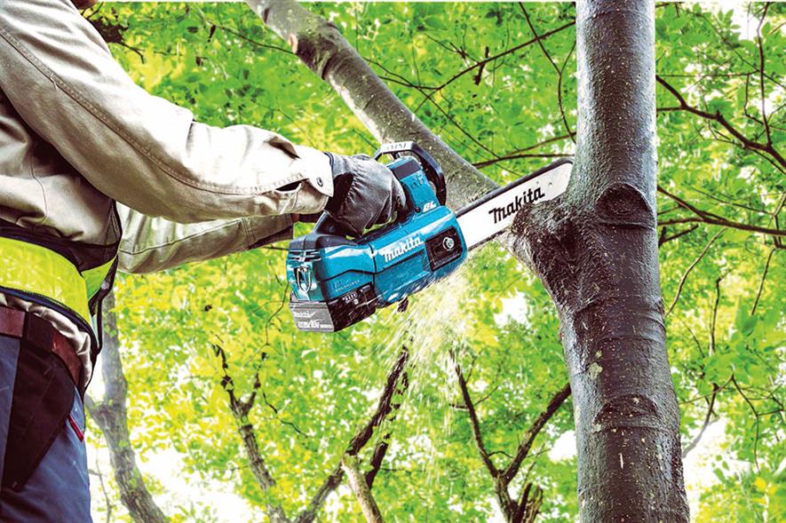 Light and compact: 2.8kg DUC254Z-18V intended for use by operators when climbing - image: Makita