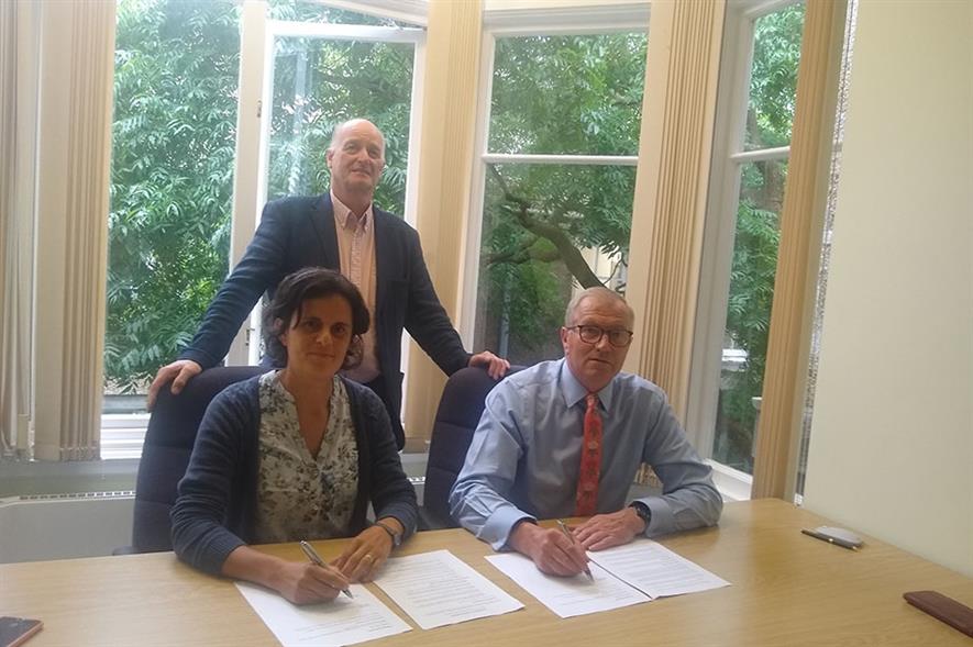 Martin Gardner looks on as Paulina Hechenleitner and Simon Milne sign the MOU.