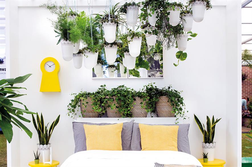 Chelsea: Ikea-sponsored display with hanging baskets - image: © Rachel Warne 