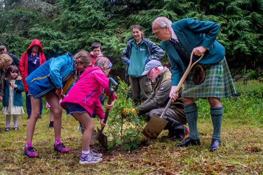 Local Children with Andrew Peters, tree specialist and Lord Macdonald planting endangered conifers in the Victorian Arboretum Armadale Castle Gardens Photo credit: Paddy McKay