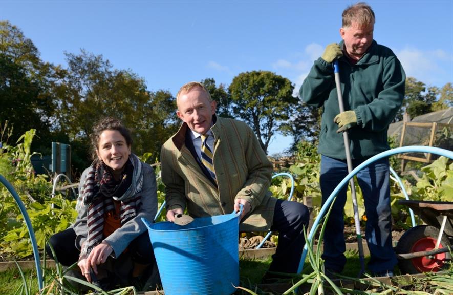 (l - r) Mairi Gougeon, Mike Cantlay and Cyrenians volunteer Steven White: Image: Scottish Natural Heritage