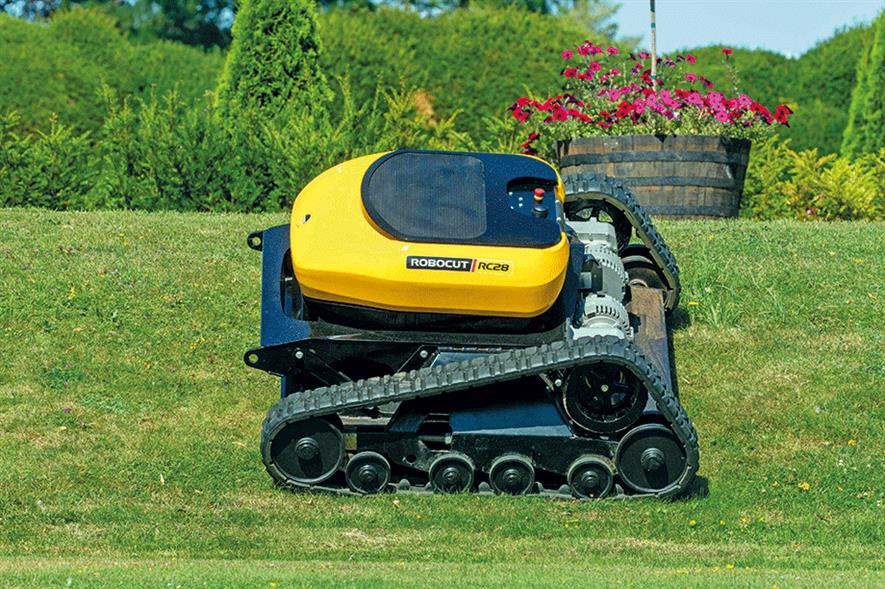 Robocut RC28: for fine turf applications - image: McConnell