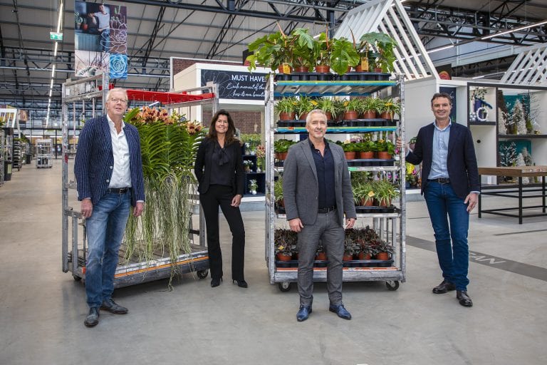 Bob Moria and Mariska Foppen (Waterdrinker), Henk-Willem Spaargaren (OZ Planten) and Leon Buskermolen (Hamiplant)