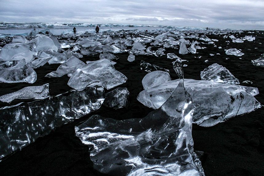 'Diamond beach' at the foot of the glacial lagoon Jökulsárlón (thumbnail) is a graveyard of icebergs. Photos: Arvind Hickman