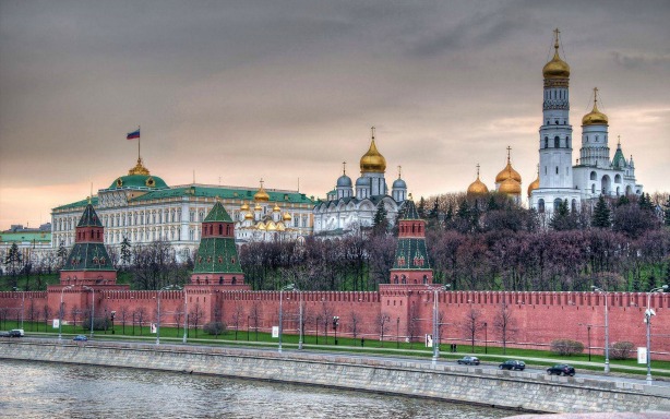 The Kremlin is located in the heart of Moscow. [Image credit: https://goo.gl/images/6YlpId]