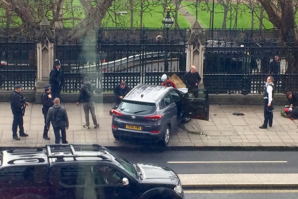 The immediate aftermath of the terrorist attack last Wednesday in Westminster (pic credit: ©Lukesteele4 via Twitter) 