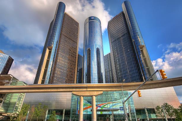 GM's Renaissance Center headquarters. (Image via Wikimedia Commons, by paul (dex) bica from Toronto, Canada). 