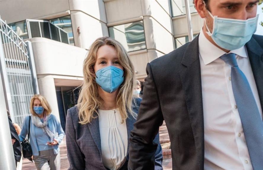 Image of Theranos founder Elizabeth Holmes leaving a courtroom. 