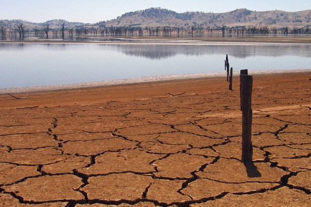 Australia's Lake Hume parched by drought. Image via Tim J Keegan / Flickr; used under the Attribution-ShareAlike 2.0 Generic license. Cropped from original