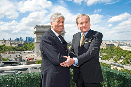 It’s a deal: Maurice Levy (left) and John Wren shake on the merger (Credit: Getty Images)