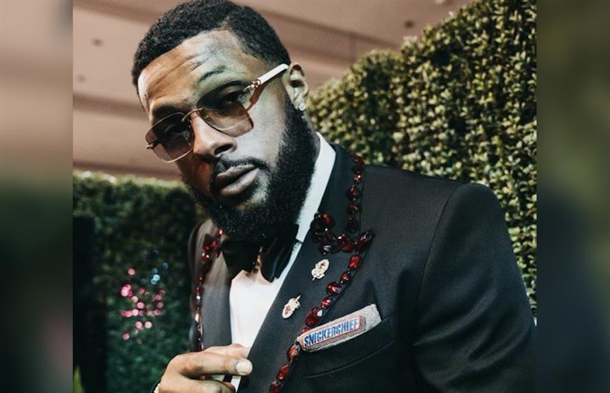 Kayvon Thibodeaux with a Snickers branded pocket square