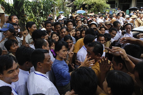 Aung San Suu Kyi greeting supporters in Bago (Htoo Tay Zar/Wikimedia Commons)