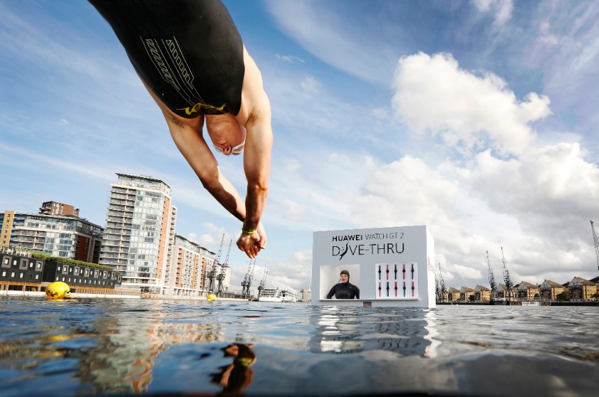 A brave swimmer times his dive to perfection to grab a submerged Huawei smartwatch.