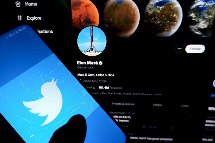 (SOPA Images/Getty Images) A phone and Twitter page
