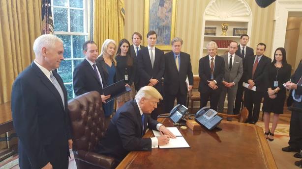 President Trump signs an executive order on the Keystone XL and Dakota Access pipelines. (Image via the White House Facebook page). 