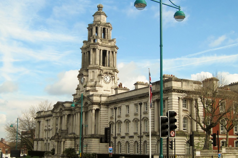 Stockport town hall - image: Tricia Neal / geograph (CC BY-SA 2.0)
