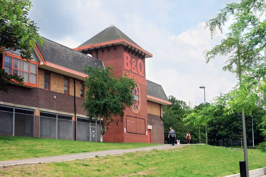 The B&Q store on Cricklewood Lane (cc-by-sa/2.0 - © Des Blenkinsopp - geograph.org.uk/p/4987820)
