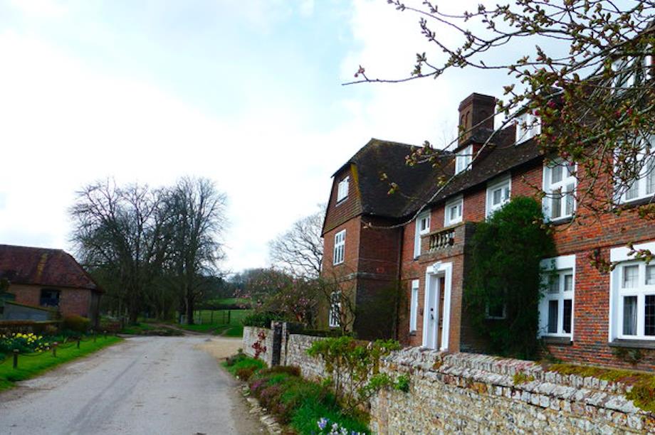 A farmhouse at Chawton Park Farm, Hampshire (Pic by Shazz, Geograph.org, CC BY-SA 2.0)