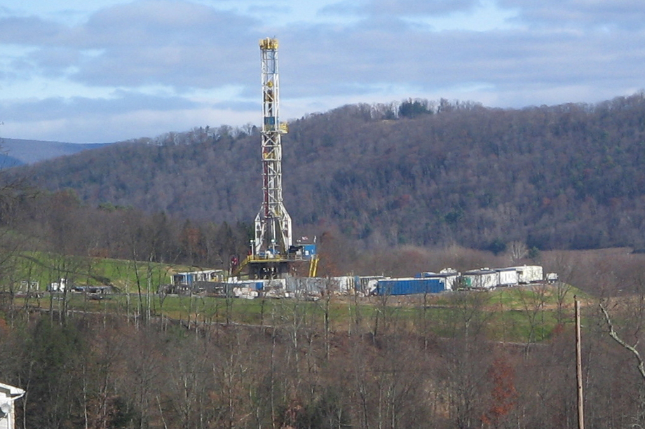 A shale gas fracking rig in the US
