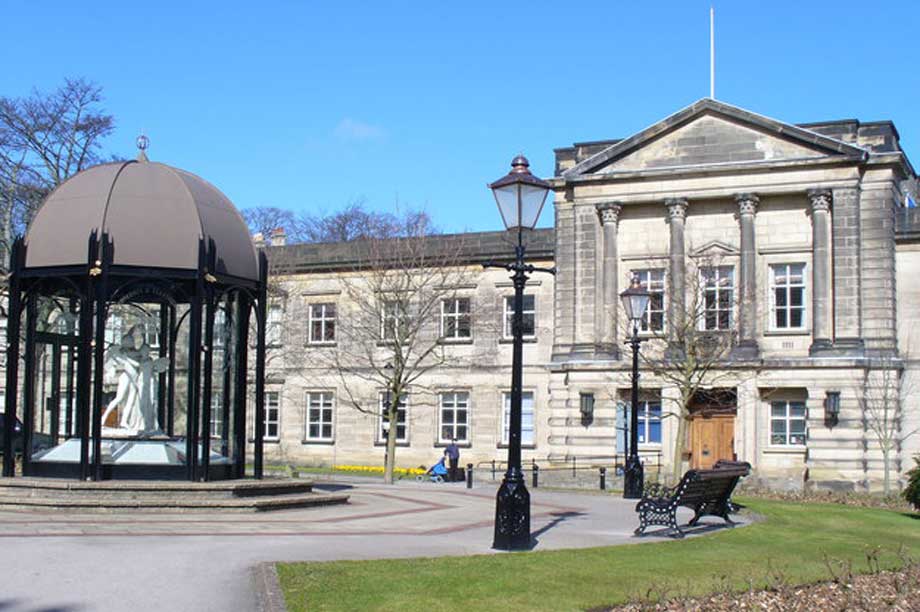 Harrogate Town Hall (pic: cc-by-sa/2.0 - © Colin Smith - geograph.org.uk/p/738842)
