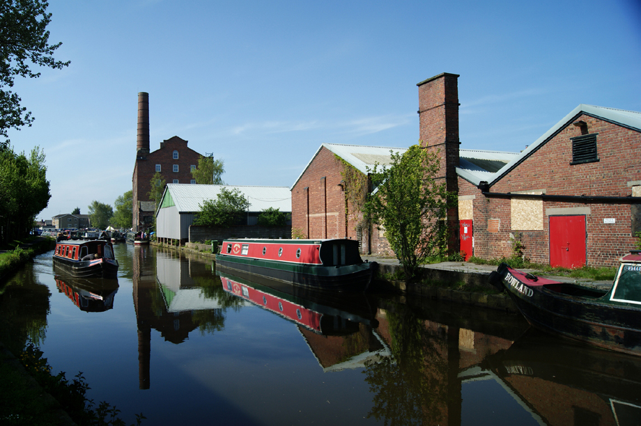Cheshire East: Image of Macclesfield Canal by Simon Harrod, Flickr
