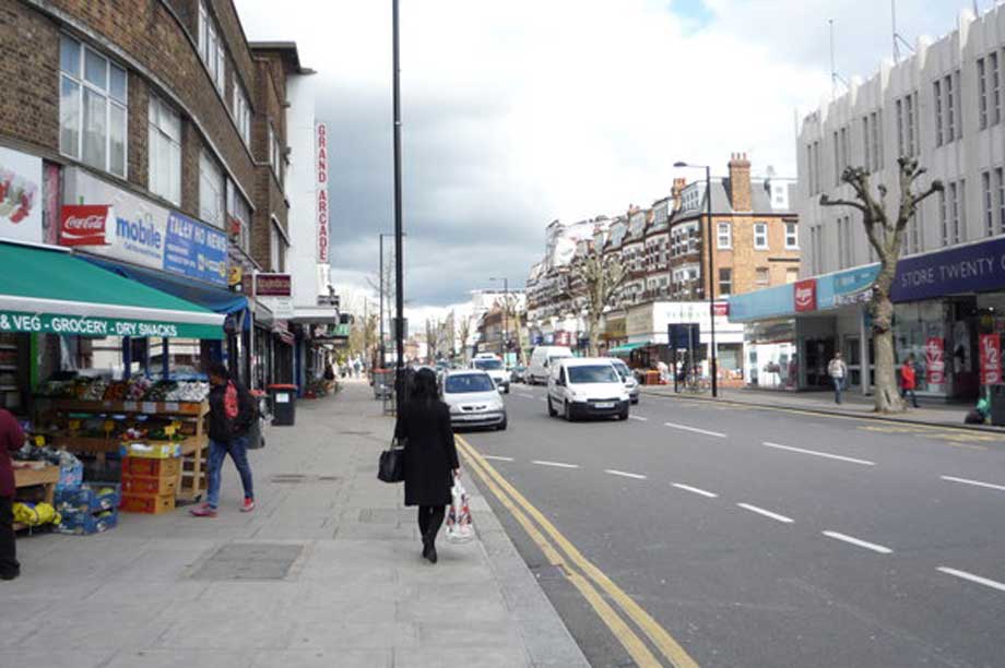 High Road, North Finchley cc-by-sa/2.0 - © JThomas - geograph.org.uk/p/4928346