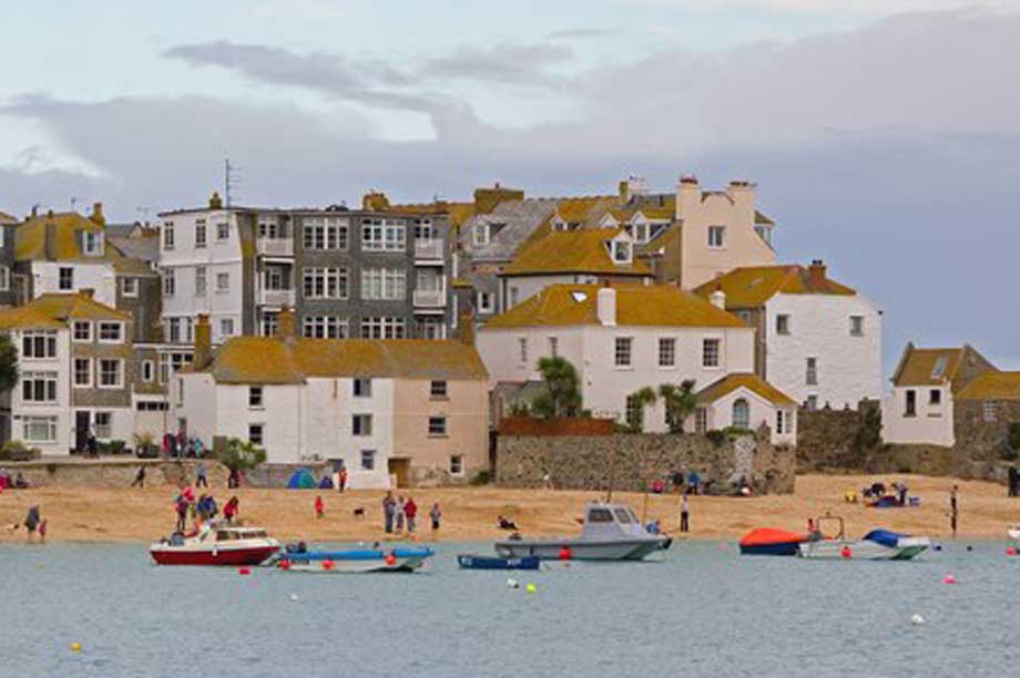 St Ives Harbour (pic: cc-by-sa/2.0 - © Ian Capper - geograph.org.uk/p/2671349)